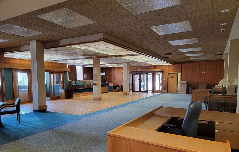 More Photos Of 101 S 1st St, Montevideo Office For Sale