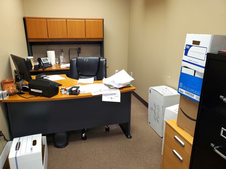 More Photos Of 2505 S Park Ave, Pearland Medical For Lease