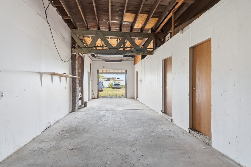 More Photos Of 30 Catlin Ave, Roosevelt Flex For Sale