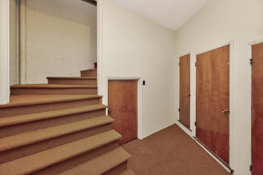 More Photos Of 205 Otter St, Danville Specialty For Sale