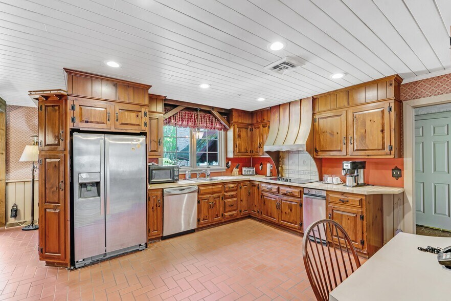 More Photos Of 1445 Catawba Ave, Newfield Service For Sale