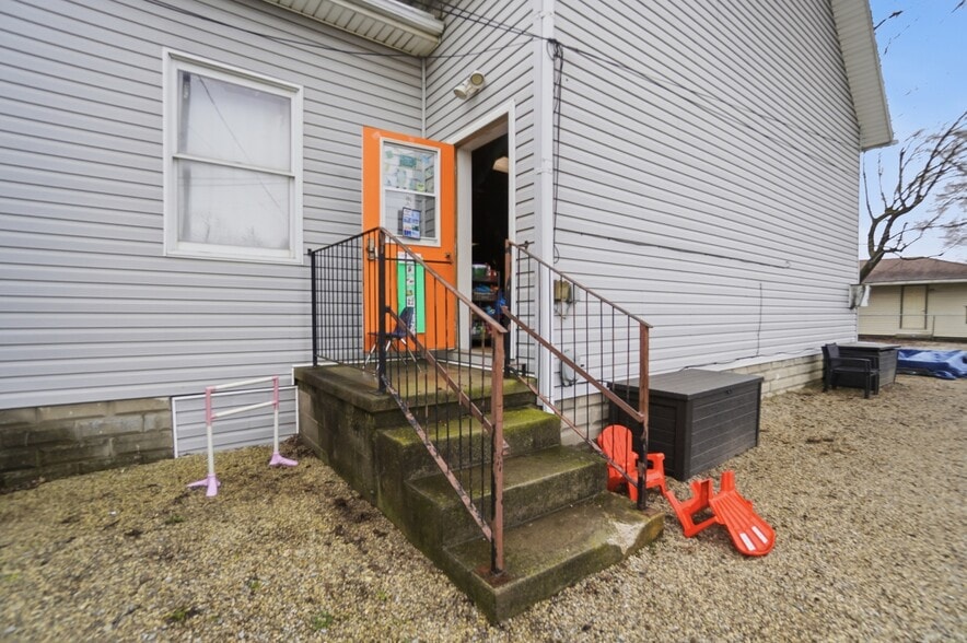 More Photos Of 213 N Broadway St, Spencerville Flex For Sale