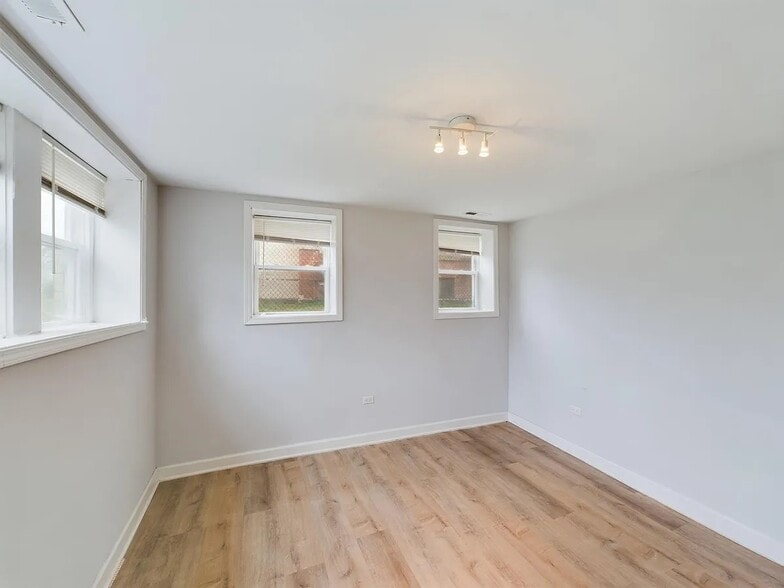 More Photos Of 619 E Groveland Park, Chicago Apartments For Sale