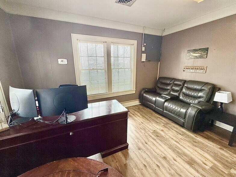 More Photos Of 208 N Gloster St, Tupelo Office For Sale