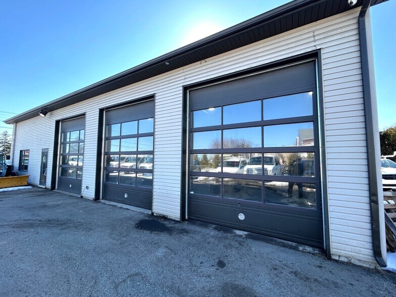 More Photos Of 3235 Ch D'oka, Sainte-Marthe-sur-le-Lac Freestanding For Sale