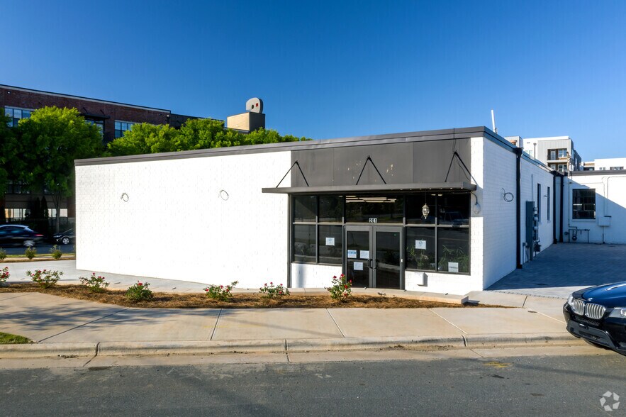More Photos Of 2202-2210 Hawkins St, Charlotte General Retail For Sale