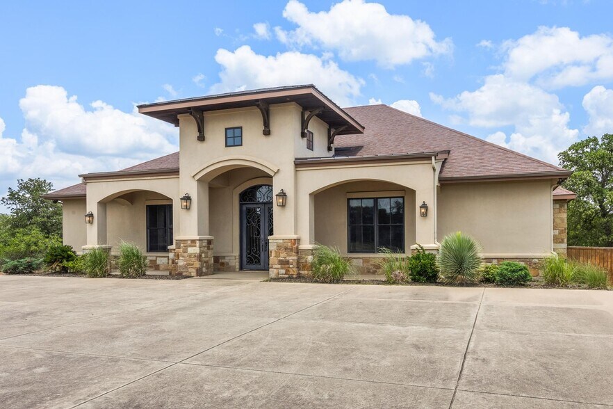 More Photos Of 105 Applewood Dr, Cedar Creek Office For Sale