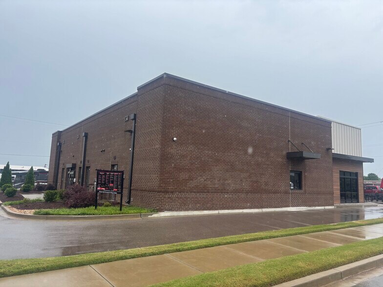 More Photos Of 6011 Airline Rd, Arlington General Retail For Lease
