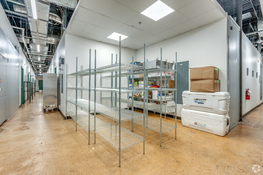 More Photos Of 3230 Towerwood Dr, Farmers Branch Distribution For Lease