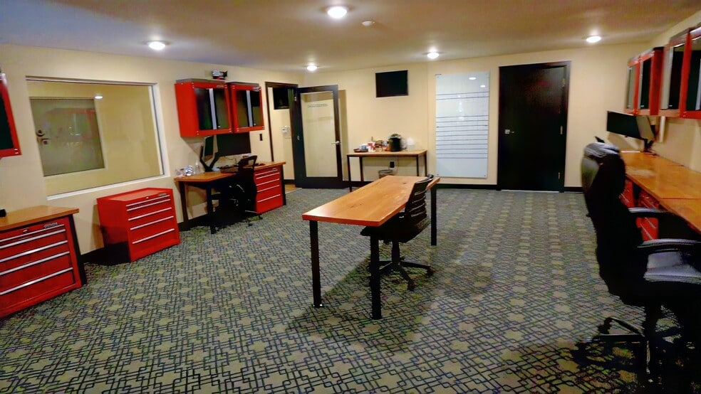 More Photos Of 710 E 64th St, Indianapolis Office For Lease