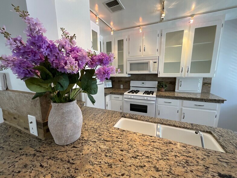 More Photos Of 10814-10818 Blix St, West Toluca Lake Apartments For Sale