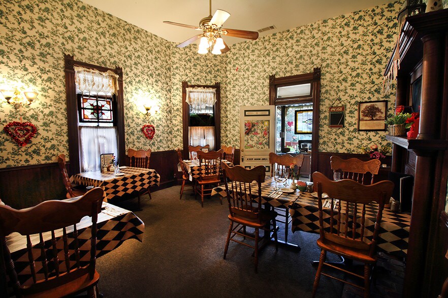 More Photos Of 814 Water St, Waxahachie Restaurant For Sale