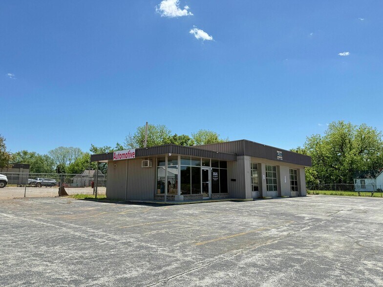 More Photos Of 634 W Commercial St, Springfield General Retail For Lease