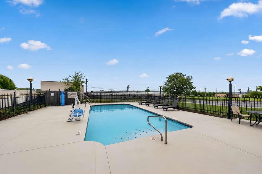 More Photos Of 40 New Garver Rd, Monroe Hotel For Sale