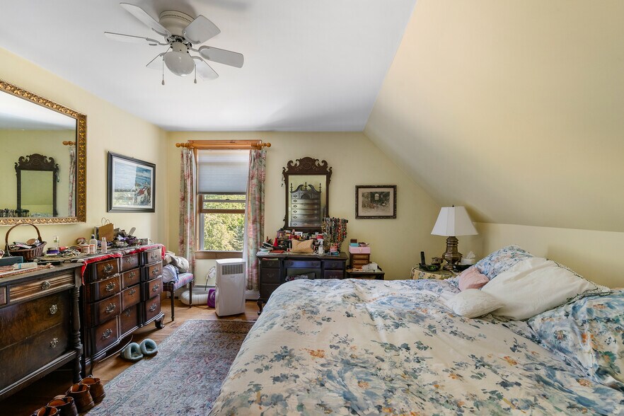 More Photos Of 32 Maple St, Andover Hospitality For Sale