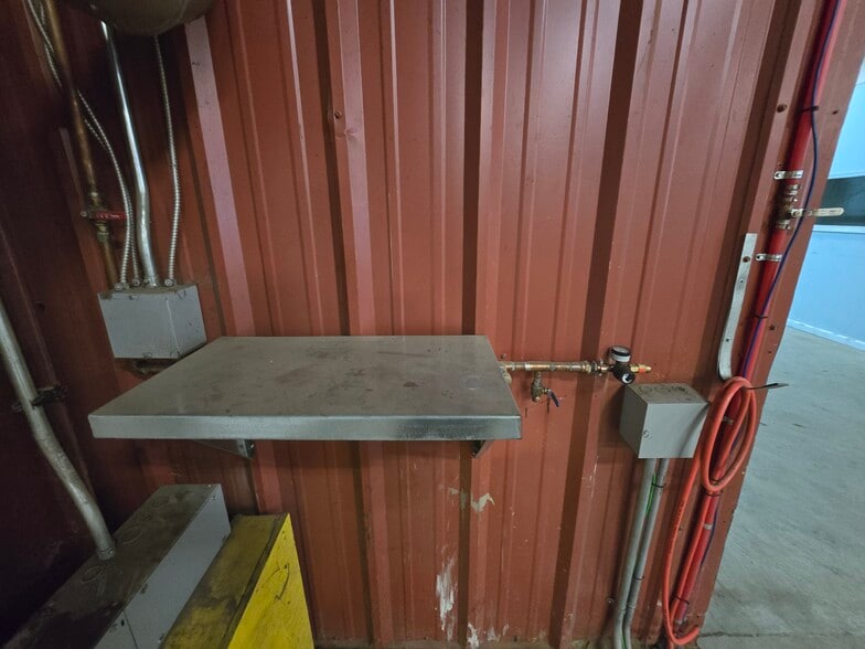 More Photos Of 14 Park Dr, Franklin Warehouse For Lease