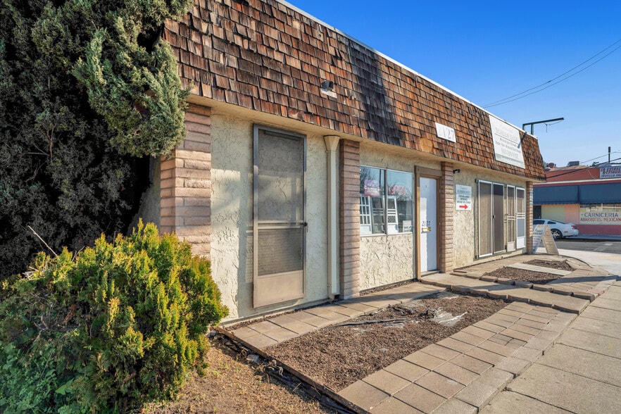 More Photos Of 2127 Middlefield Rd, Redwood City Industrial For Sale