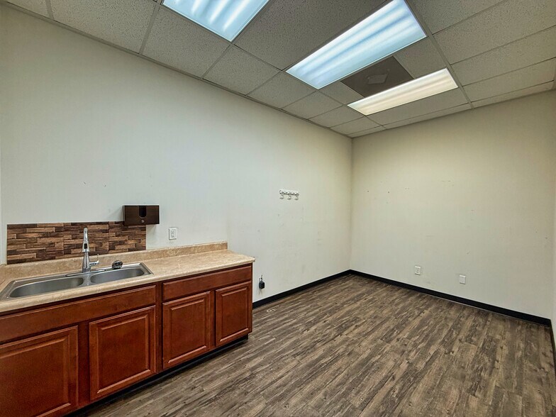 More Photos Of 7266 Cross Park Dr, Charleston Warehouse For Lease