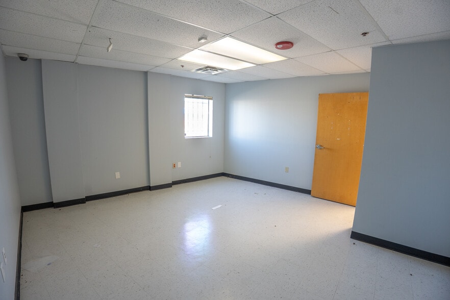More Photos Of 2140 W Washington St, Orlando Distribution For Lease