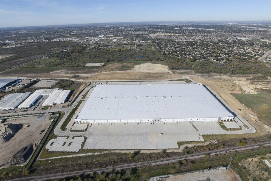 More Photos Of 9401 Hemphill St, Fort Worth Warehouse For Lease