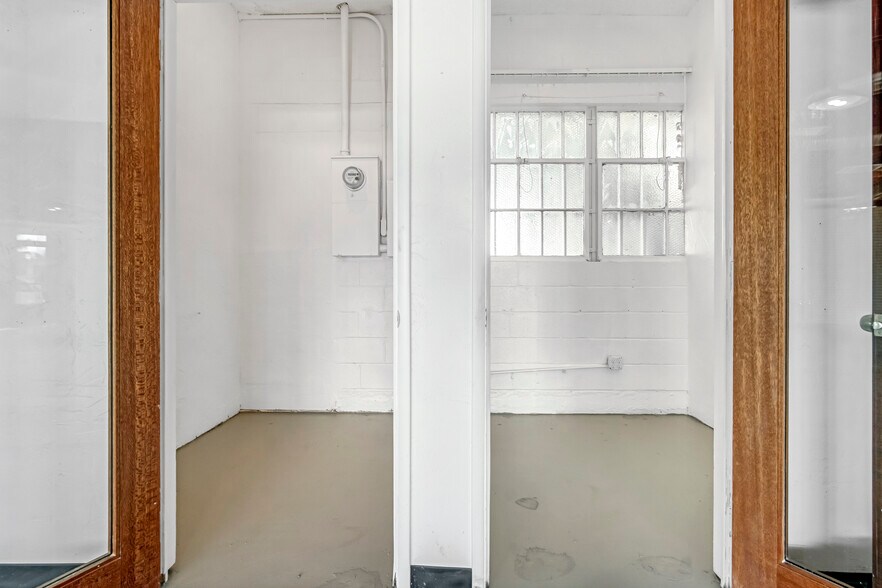 More Photos Of 901 N Maclay Ave, San Fernando Freestanding For Lease