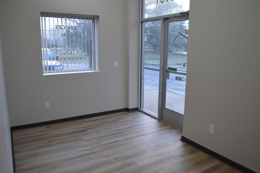 More Photos Of 55921-55951 Gratiot Ave, Chesterfield Office For Lease