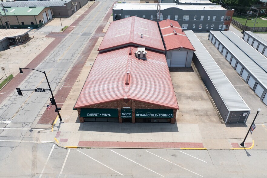 More Photos Of 300 W Grand Ave, Ponca City Freestanding For Sale