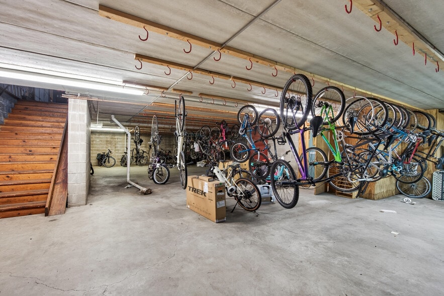 More Photos Of 1040 Dakota Dr, Mendota Heights Freestanding For Sale