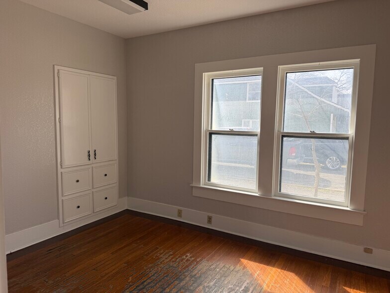 More Photos Of 102 E University Ave, Georgetown Office For Sale