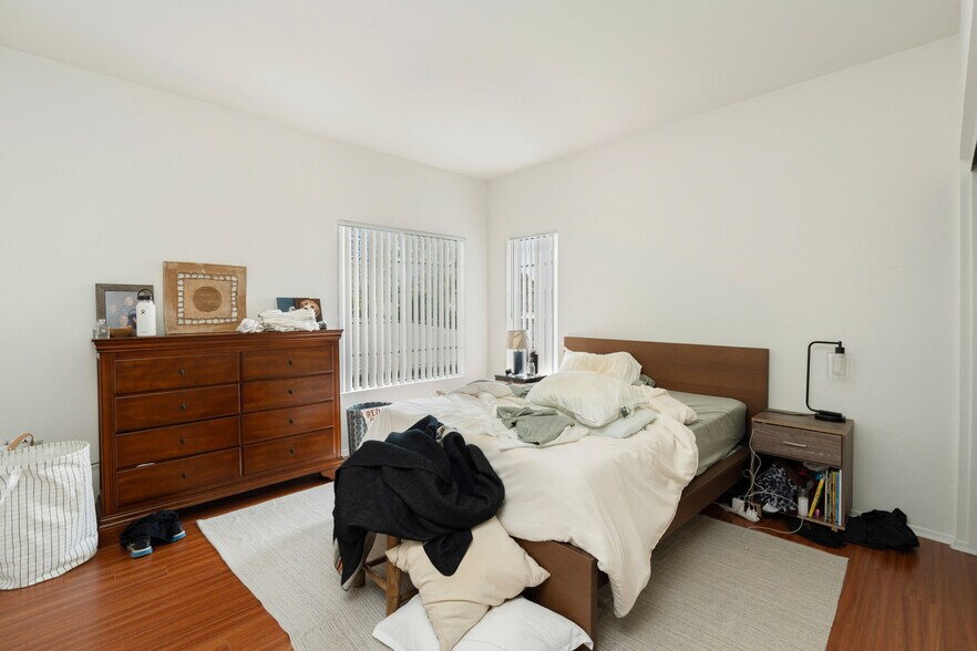 More Photos Of 909 N San Vicente Blvd, West Hollywood Apartments For Sale