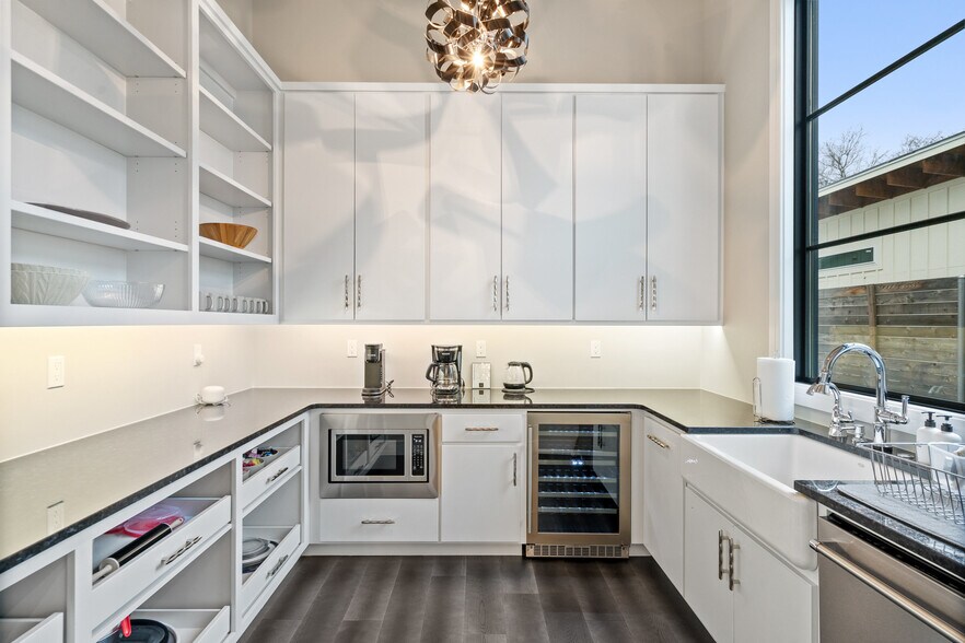 More Photos Of 106 E College St, Fredericksburg Specialty For Sale