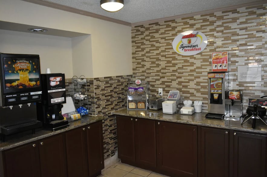 More Photos Of 1390 Arrowhead Dr, Maumee Hotel For Sale