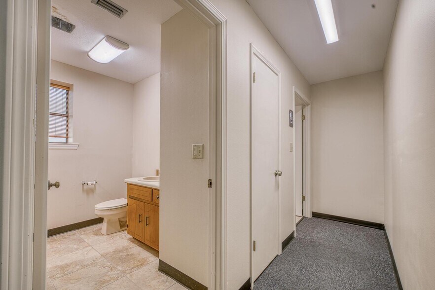 More Photos Of 1014 Creighton Rd, Pensacola Flex For Lease