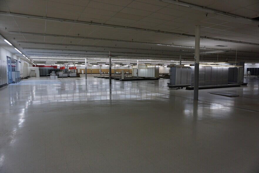 More Photos Of 93 W Campbell Rd, Rotterdam Freestanding For Sale