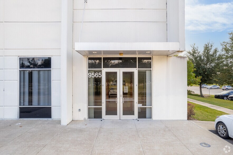 More Photos Of 9565 W Wingfoot Rd, Houston Distribution For Lease