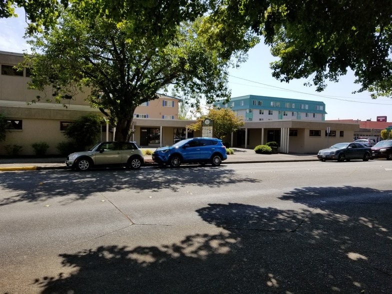 More Photos Of 1655 Hudson St, Longview Office For Lease