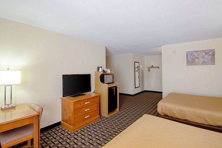 More Photos Of 833 N Frontage Rd, Wisconsin Dells Hotel For Sale