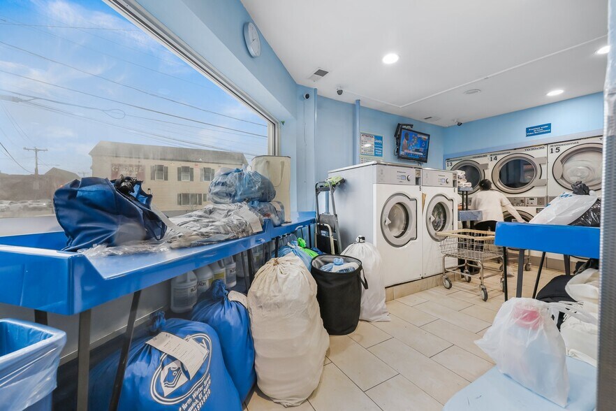 More Photos Of 6 N Water St, Greenwich Freestanding For Sale