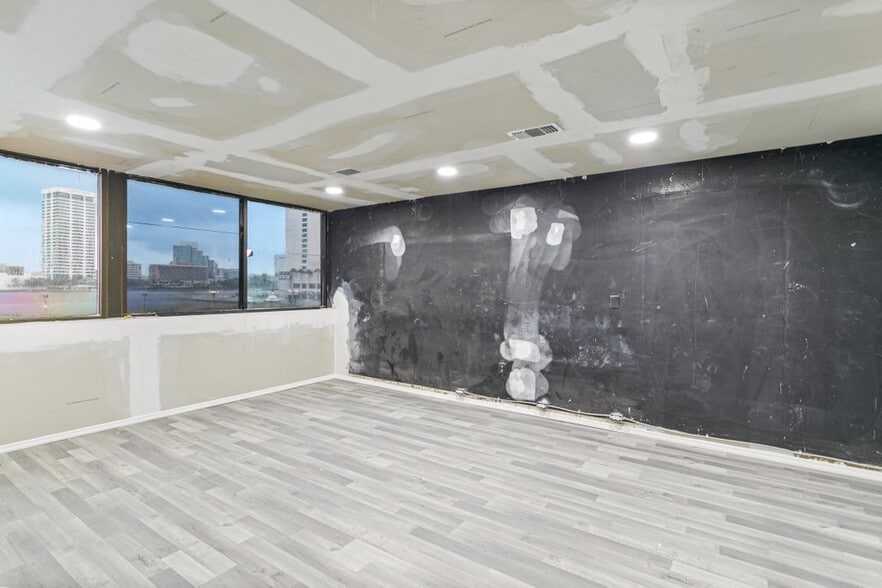 More Photos Of 327-345 E Bay St, Jacksonville Storefront Retail Office For Lease