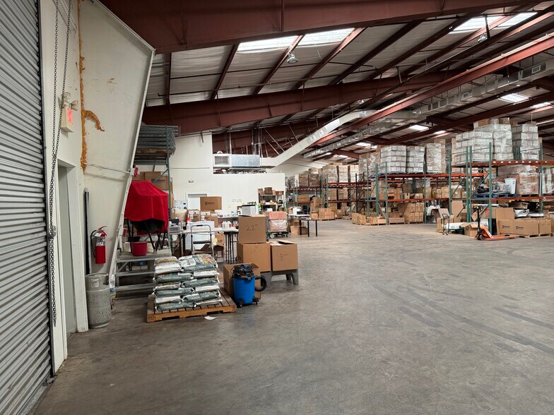 More Photos Of 7140-7176 15th St E, Sarasota Manufacturing For Lease