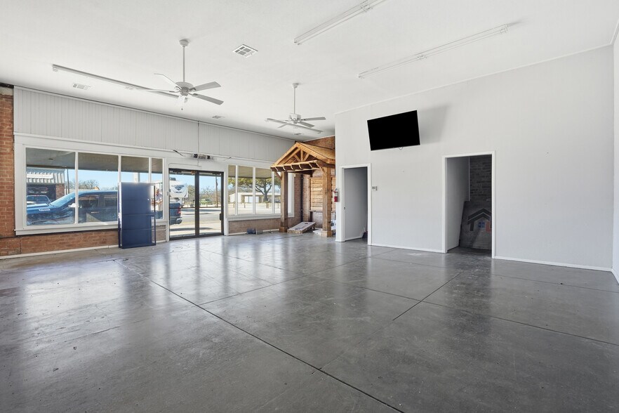 More Photos Of 401 S Main St, Cleburne Office For Sale