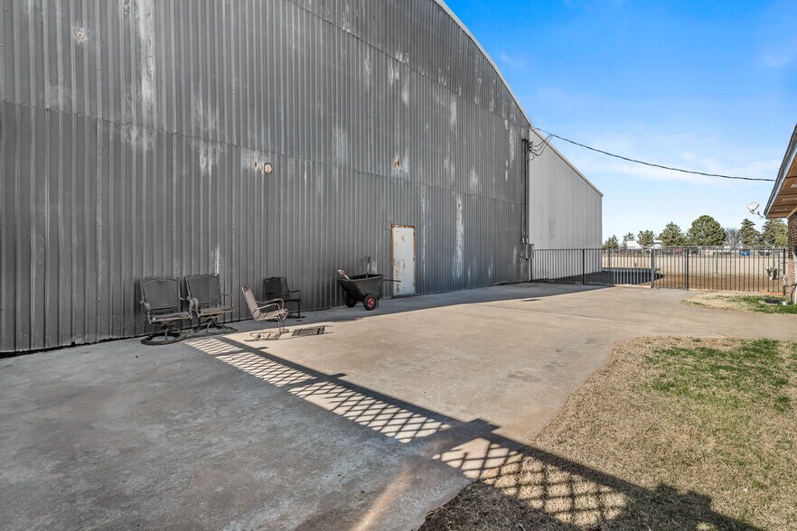 More Photos Of 11616 Tanglewood Rd, Amarillo Office For Sale