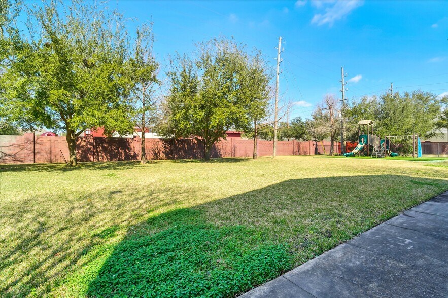 More Photos Of 20417 S University Blvd, Missouri City Schools For Lease