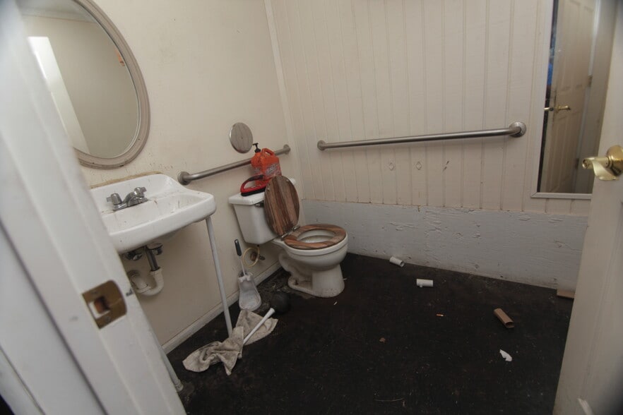 More Photos Of 4706 12th St, Rock Island Auto Dealership For Sale