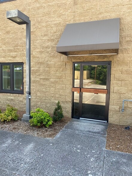 More Photos Of 10805 Kingston Pike, Knoxville Office For Lease