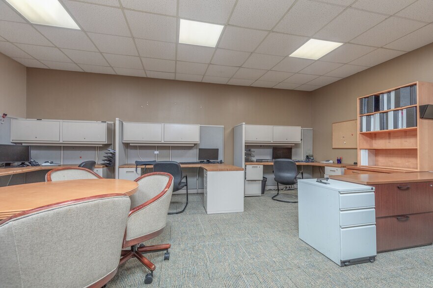 More Photos Of 4401 Ridgewood Ave, Saint Louis Showroom For Sale