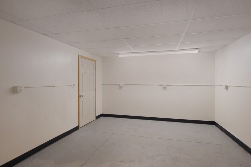 More Photos Of 6748 N Franklin Ave, Loveland Flex For Lease