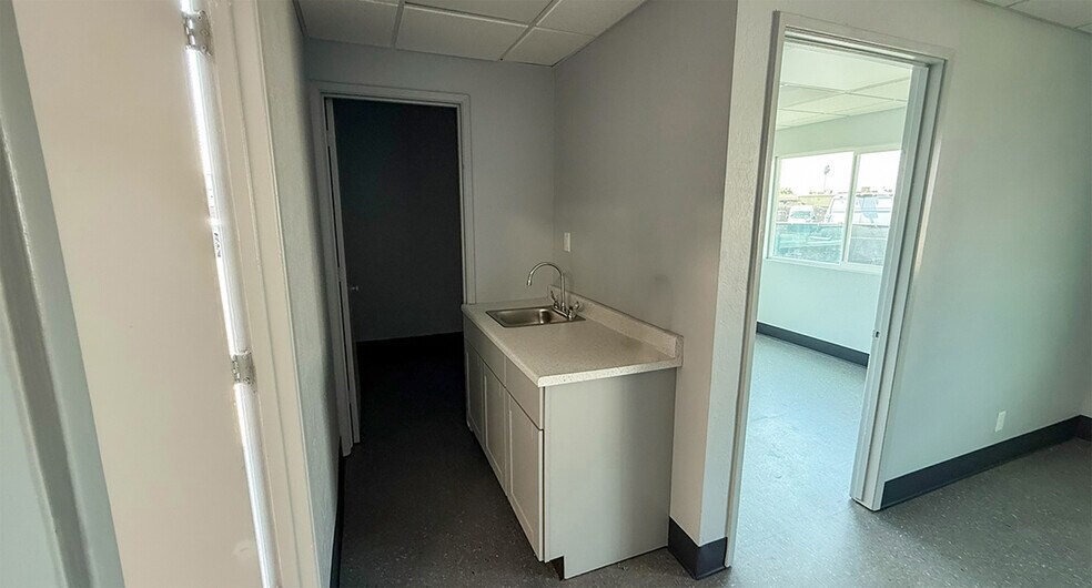 More Photos Of 4973 E Lansing Way, Fresno Warehouse For Lease