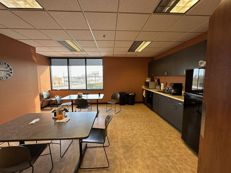 More Photos Of 24595 Groesbeck Hwy, Warren Office For Lease
