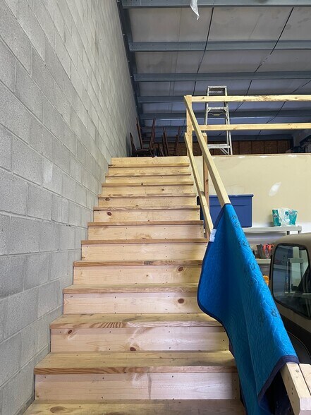 More Photos Of 1902 Campus Pl, Jeffersontown Light Distribution For Lease